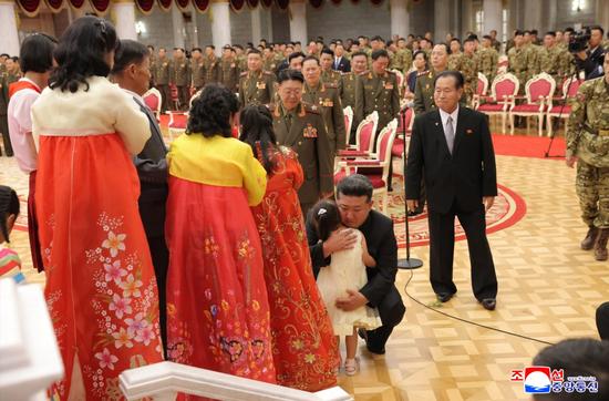 朝鲜援俄官兵获金正恩亲授表彰,被授官兵现场落泪,与金正恩紧紧相拥