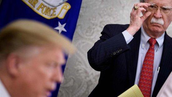 白宫恩仇录!特朗普的“死对头”博尔顿被FBI“抄家”