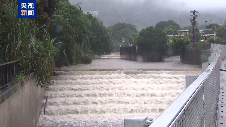 香港黑色暴雨警告信号持续生效 学校停课考试改期