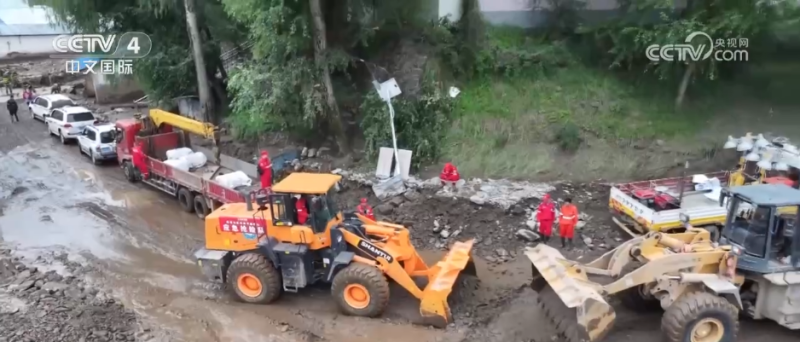 道路“生命线”被打通 救灾物资和救援力量持续进入甘肃榆中重灾村