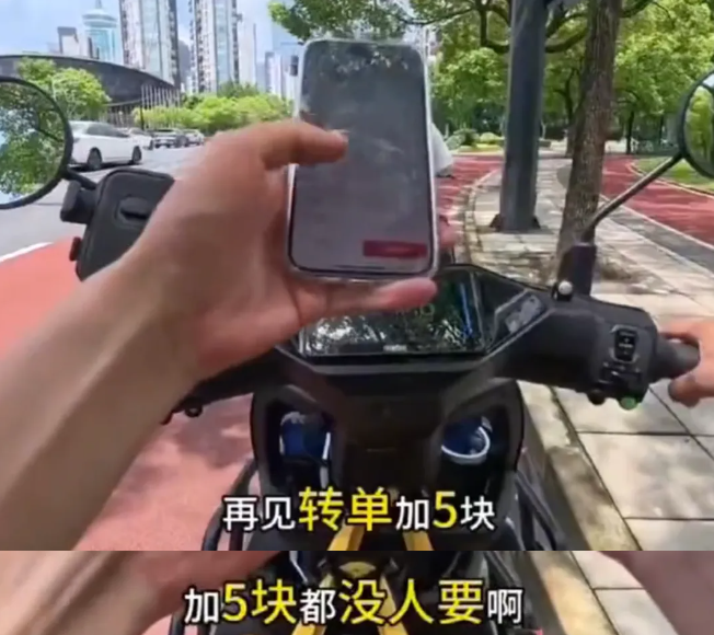 上海一小区被外卖员集体“拉黑”，加价都没人送？律师解读→