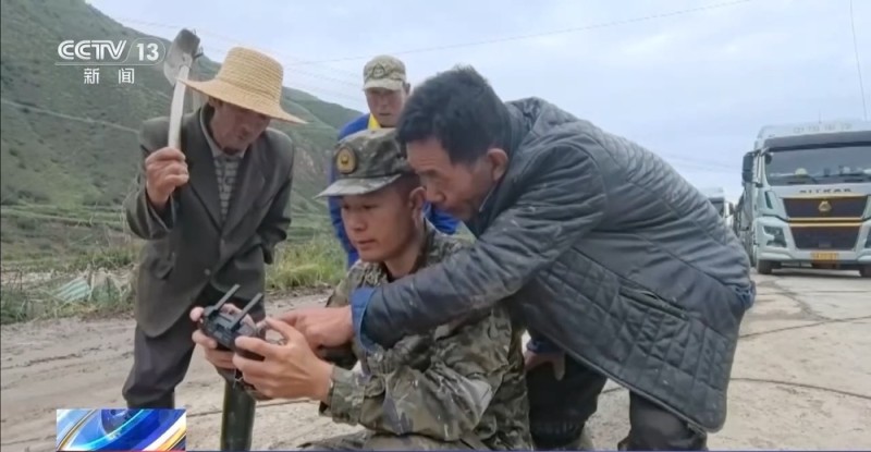 甘肃榆中山洪发生后 武警官兵紧急转移171名群众