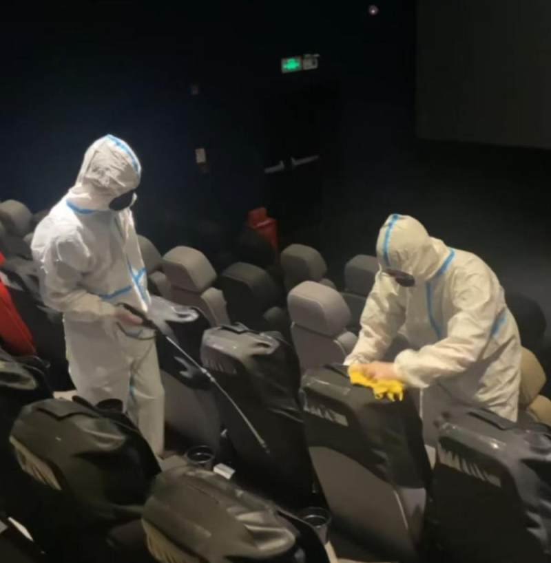 女子发现座椅上布满白色虫卵，当地影院回应