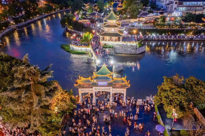 人气旺 文旅热 消费兴――中国暑期经济“热”力四射