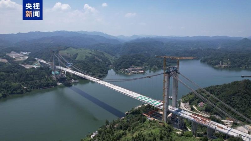 跨径800米 呼北高速湖南段洞庭溪沅水特大桥合龙