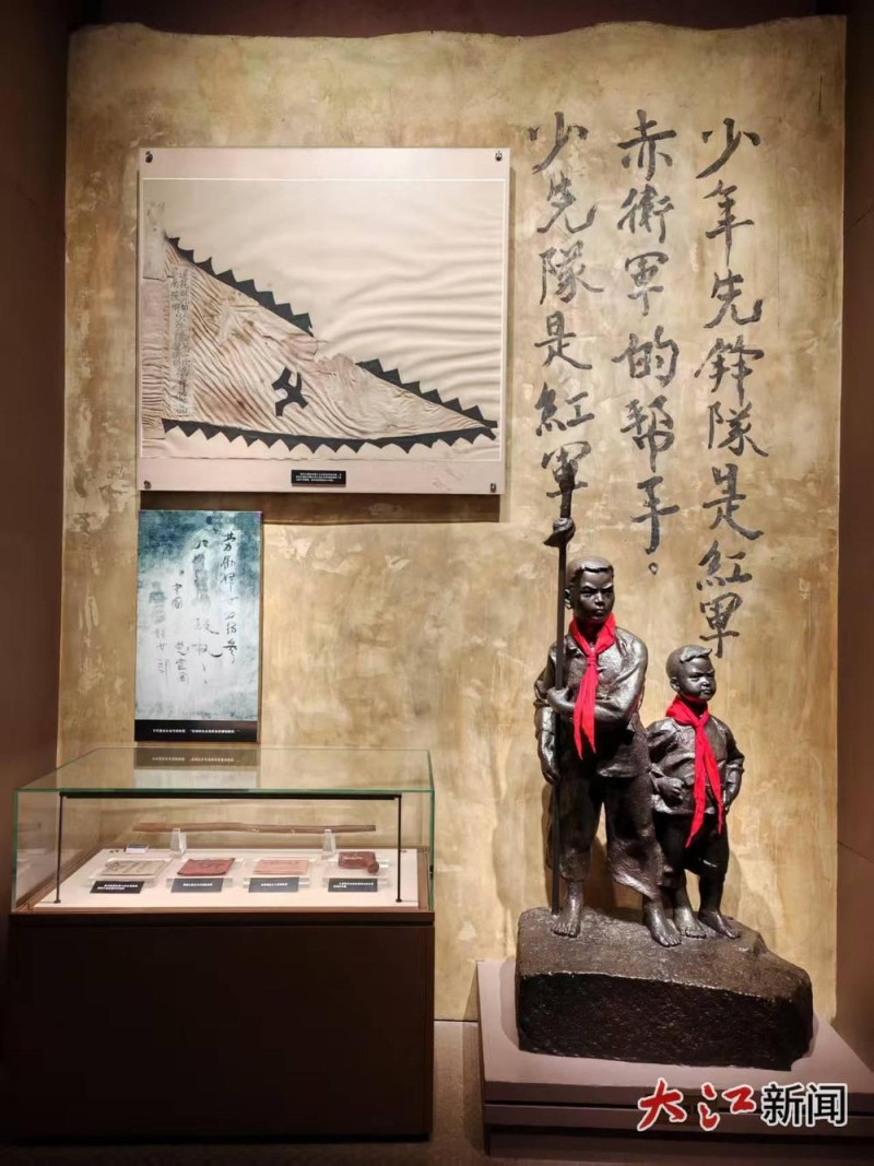 给“小英雄”雕塑戴红领巾的少年们 我们在找你！