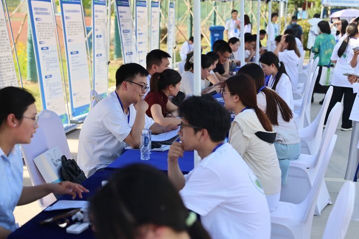 保持战略定力 集中精力办好自己的事――各地区各部门奋力打好“十四五”规划收官战
