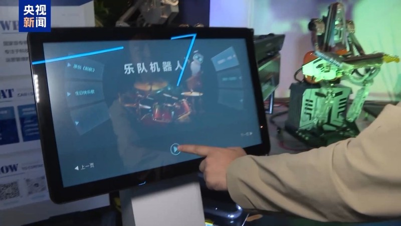 全球首家机器人4S店和机器人主题餐厅开业了！