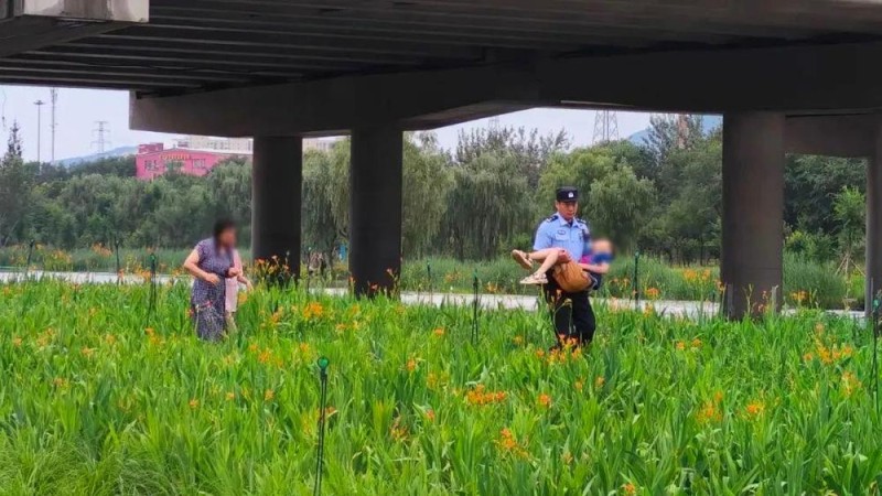 “是警察叔叔，你完全可以相信”