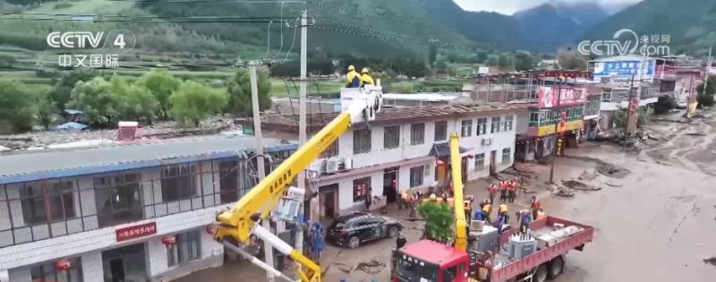 道路“生命线”被打通 救灾物资和救援力量持续进入甘肃榆中重灾村