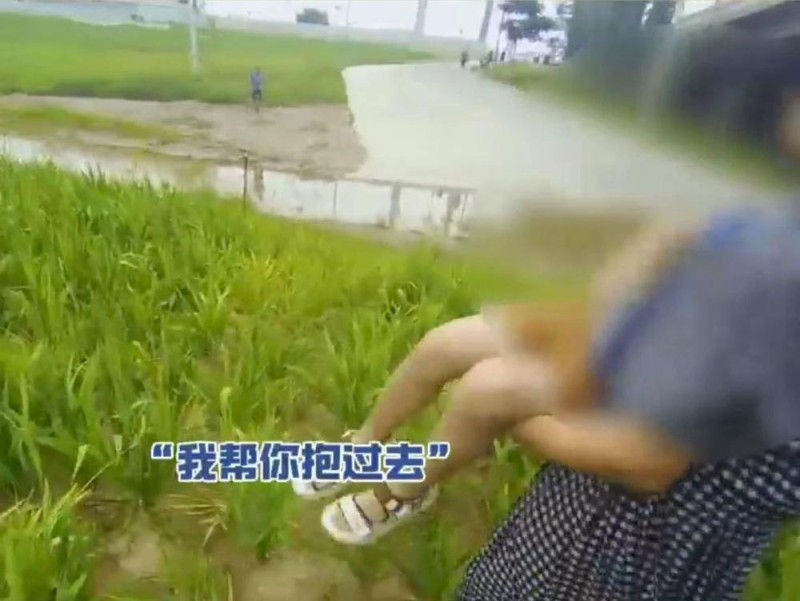 “是警察叔叔，你完全可以相信”