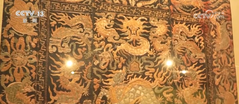 暑日“打卡”博物馆特色展览 “文化消暑”成为假期出游新风尚