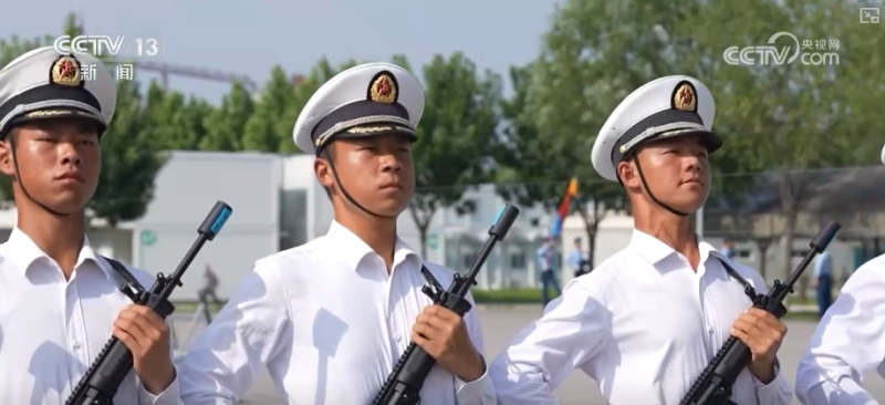 褪去青涩，扛起担当！年轻的“浪花白”把铮铮誓言写进阅兵诗歌……