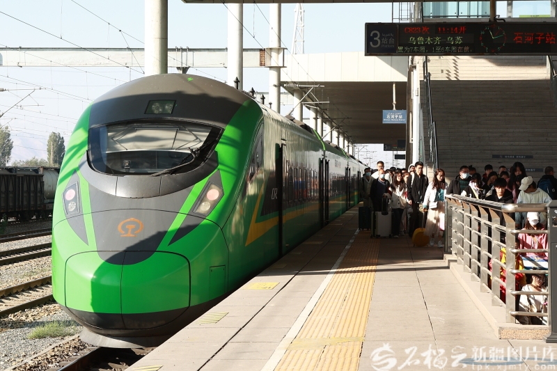 照片里的新疆⑩丨从蒸汽机车到“复兴号”动车