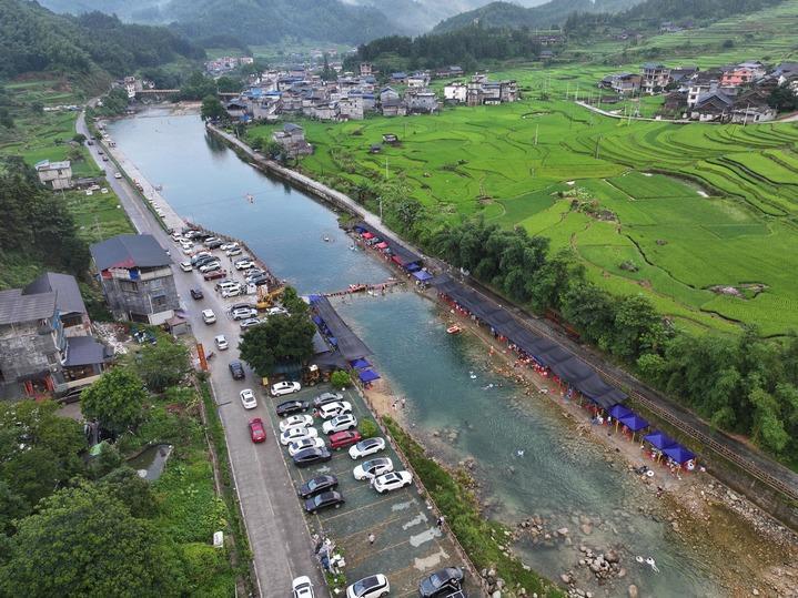 人气旺 文旅热 消费兴――中国暑期经济“热”力四射