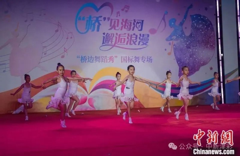 人这一辈子，一定要来天津听一场桥边音乐会！