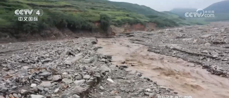 道路“生命线”被打通 救灾物资和救援力量持续进入甘肃榆中重灾村