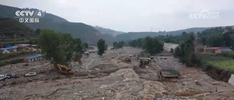 道路“生命线”被打通 救灾物资和救援力量持续进入甘肃榆中重灾村