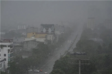 台风“剑鱼”逼近越南 沿海地区数万人疏散