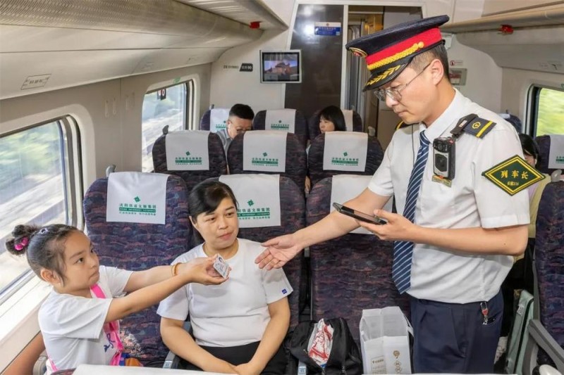 暑期带娃坐火车必看 儿童免费乘车有哪些条件？答案都在这