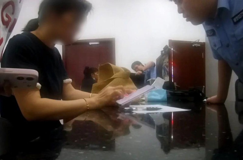 好险！女子冲进派出所 15万元保住了