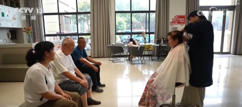 “定制化”服务应对高温 “社区网格+志愿服务”多措施保障老人安全度夏