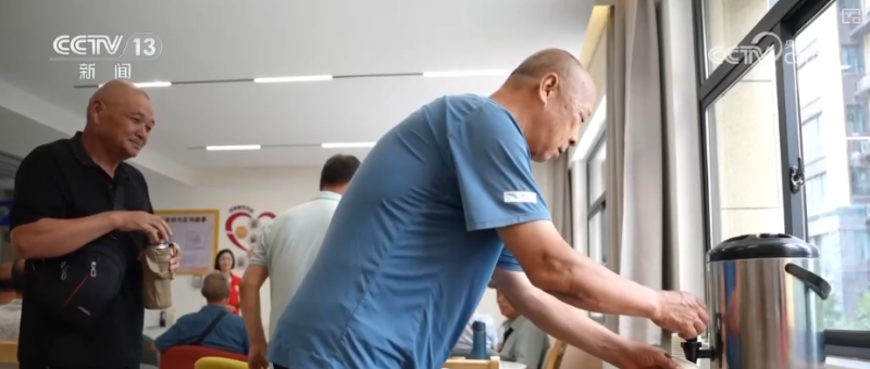 “定制化”服务应对高温 “社区网格+志愿服务”多措施保障老人安全度夏