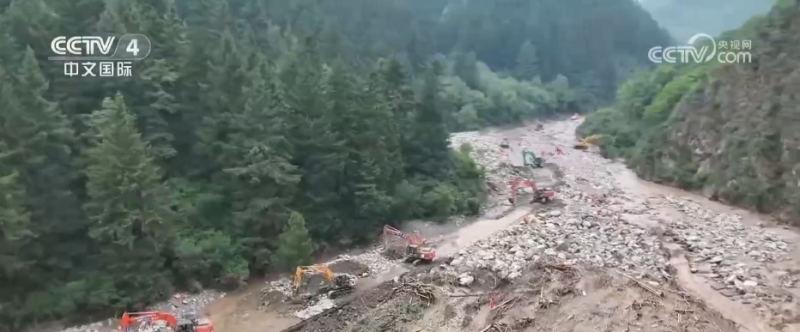 道路“生命线”被打通 救灾物资和救援力量持续进入甘肃榆中重灾村