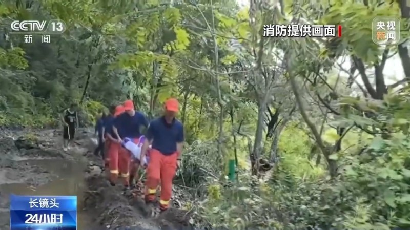 7小时翻山越岭 消防员救出白河北村100多名被困群众