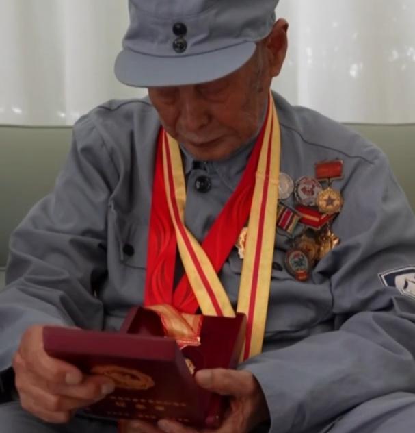 103岁抗战老兵：三声“不容易” 道尽爱国情