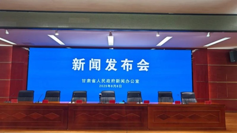 7点出发丨暴雨一男子砸墙将积水泄流到隔壁小区，警方已介入
