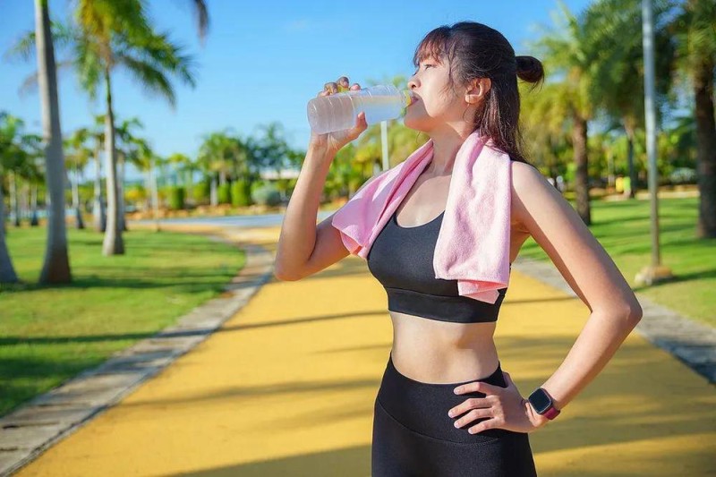 女子运动后立刻洗澡诱发“白肺” 高温天如何科学锻炼