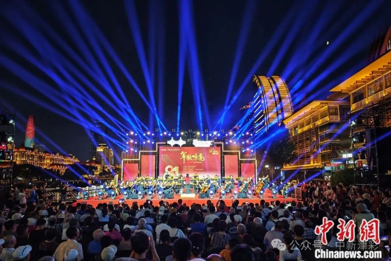人这一辈子，一定要来天津听一场桥边音乐会！