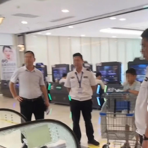 男孩推购物车撞碎扶梯玻璃，商场工作人员：扶梯暂时停用，玻璃要定制