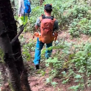 7岁男孩在大理苍山参加户外独立营时走丢，失踪超24小时，知情人士称其患有自闭症