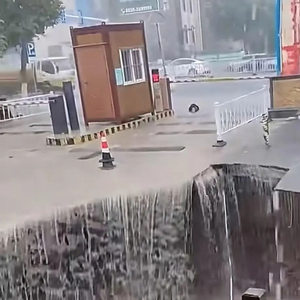 山东烟台一路面塌陷惊现大坑，强风暴雨中道路现“水帘洞”，当地气象部门回应