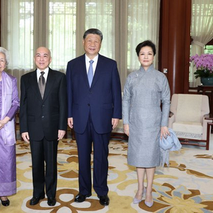 习近平夫妇会见柬埔寨国王西哈莫尼和太后莫尼列