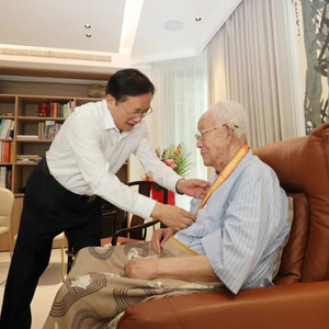 湖北省委书记王忠林走访慰问抗战老战士老同志并发放纪念章