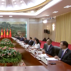 习近平会见吉尔吉斯斯坦总统扎帕罗夫
