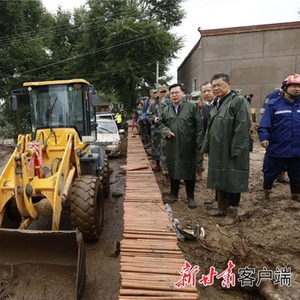 甘肃省委书记胡昌升、省长任振鹤，现场指挥抢险救灾