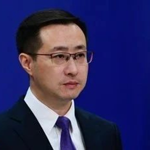 日本舰艇侵闯中国领海，中方至少发射两发炮弹？外交部回应