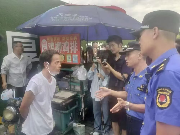 又见“因一人火一城”！“鸡排哥”走红背后的老问题