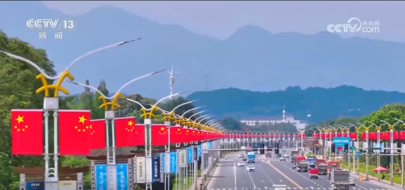 各地喜迎国庆装扮一新 “中国红”点燃浓浓爱国情