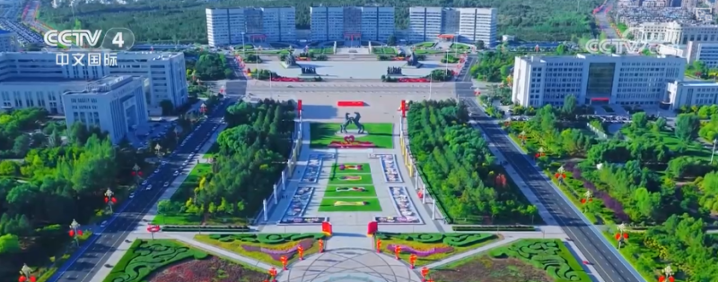 “满城红”国庆氛围拉满 城市街区换上节日“盛装”处处洋溢喜庆祥和氛围