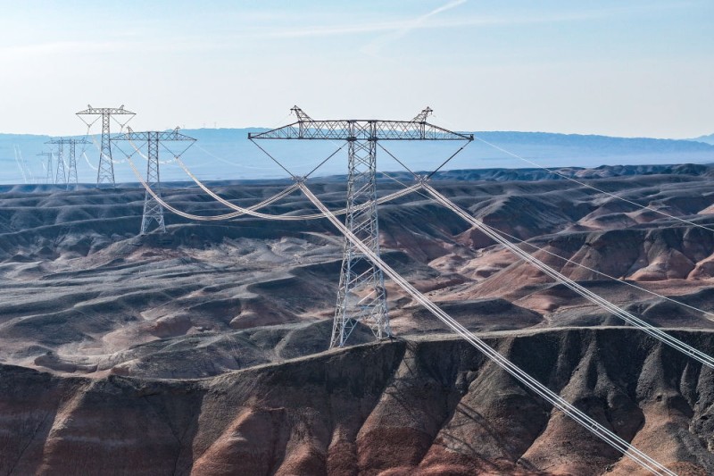 潮涌新疆70年 风光新涌：绿电“追风逐日” 点亮万家灯火