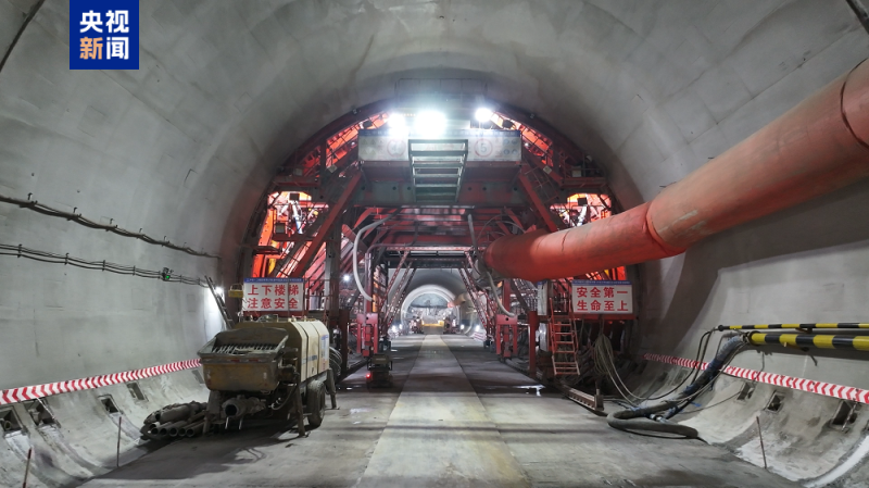 成渝中线高铁缙云山隧道贯通 两地旅行时间再缩短