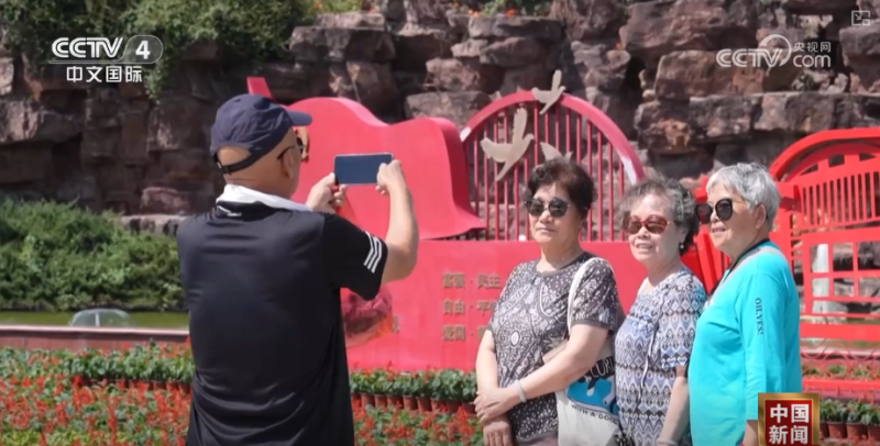 “满城红”国庆氛围拉满 城市街区换上节日“盛装”处处洋溢喜庆祥和氛围