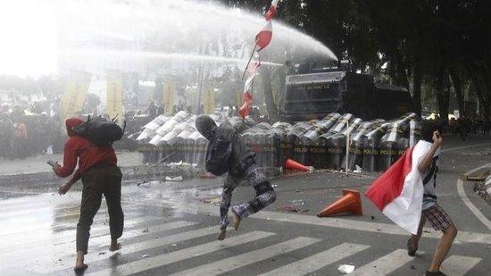 死亡人数攀升！面对数十年来最严重抗议，印尼总统罕见让步