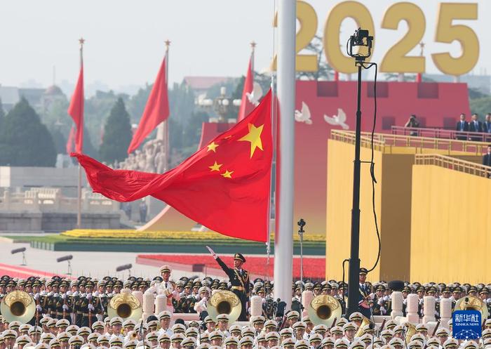 在观礼现场,当《义勇军进行曲》等歌曲奏响时:他们与中国人民一同热泪盈眶