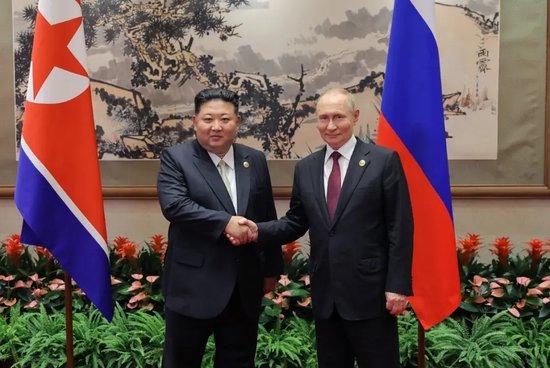 金正恩再和普京承诺：“帮俄罗斯是兄弟职责”！2.5小时密谈后相拥道别，多图揭秘细节！